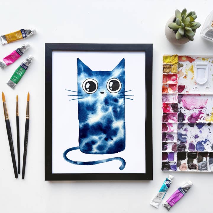 Impression aquarelle de chat bleu Galaxy Tie-Dye – Art cosmique pour animaux pour la vente par Owlfeathers Watercolor