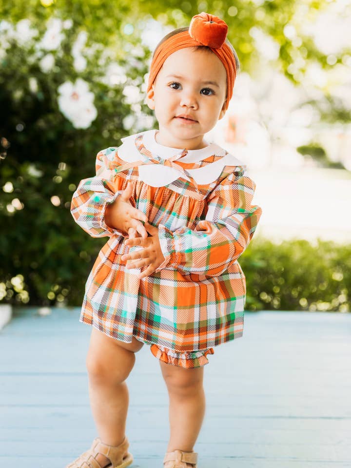 Ensemble robe d'automne à carreaux et col évêque festonné pour la vente par Posh Pickle