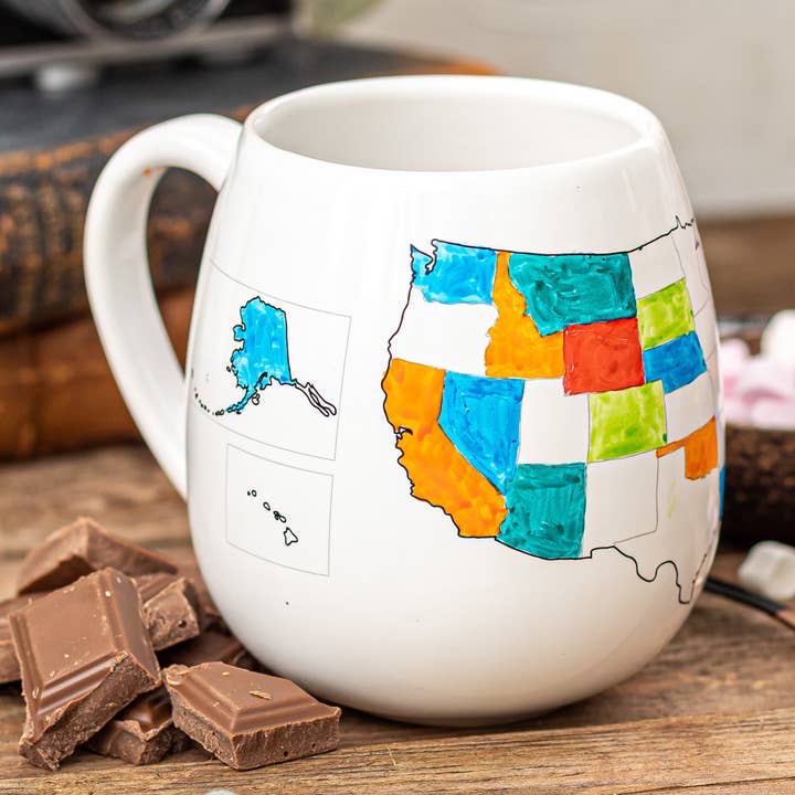 Mug en céramique à couleurs de la carte des États-Unis pour la vente par Trouvaille Global