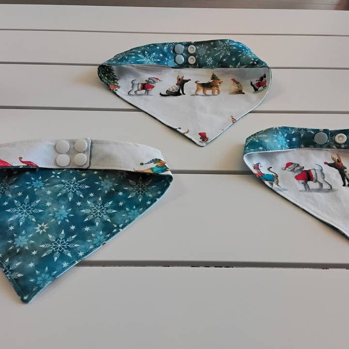 Chiens du Père Noël avec flocons de neige bleus pour la vente par DJS & K Handcrafted