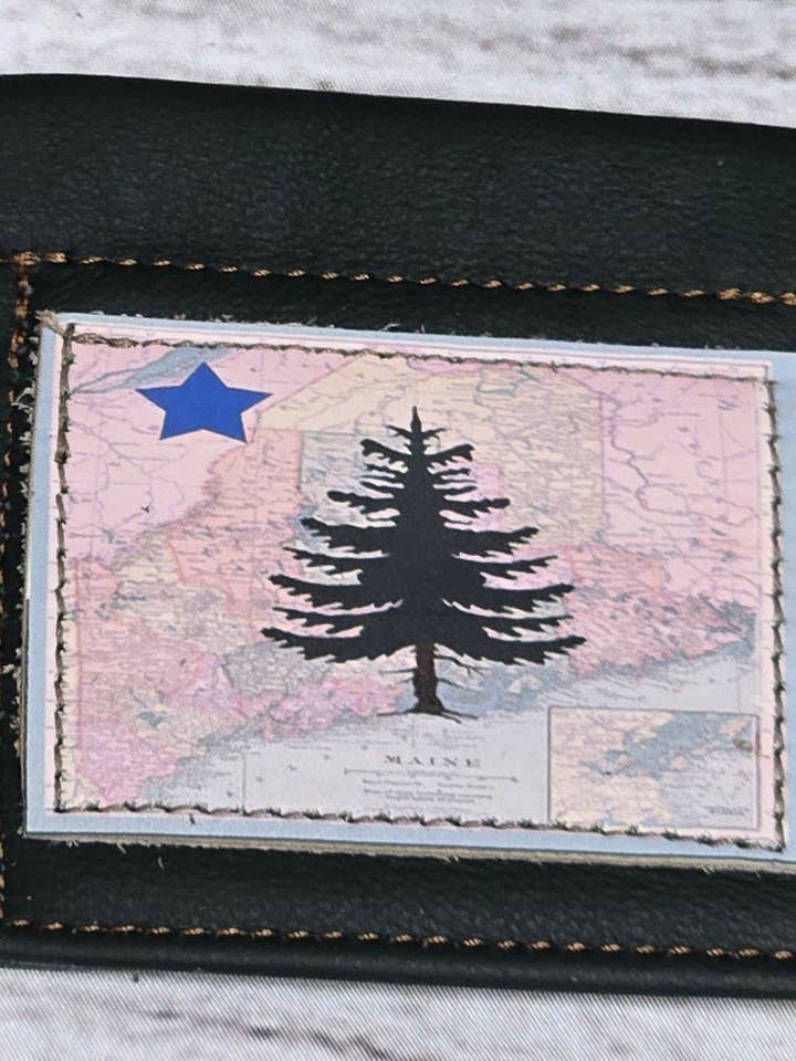 Porte-monnaie à charnière en cuir recyclé avec carte vintage du Maine pour la vente par Old Bagzz