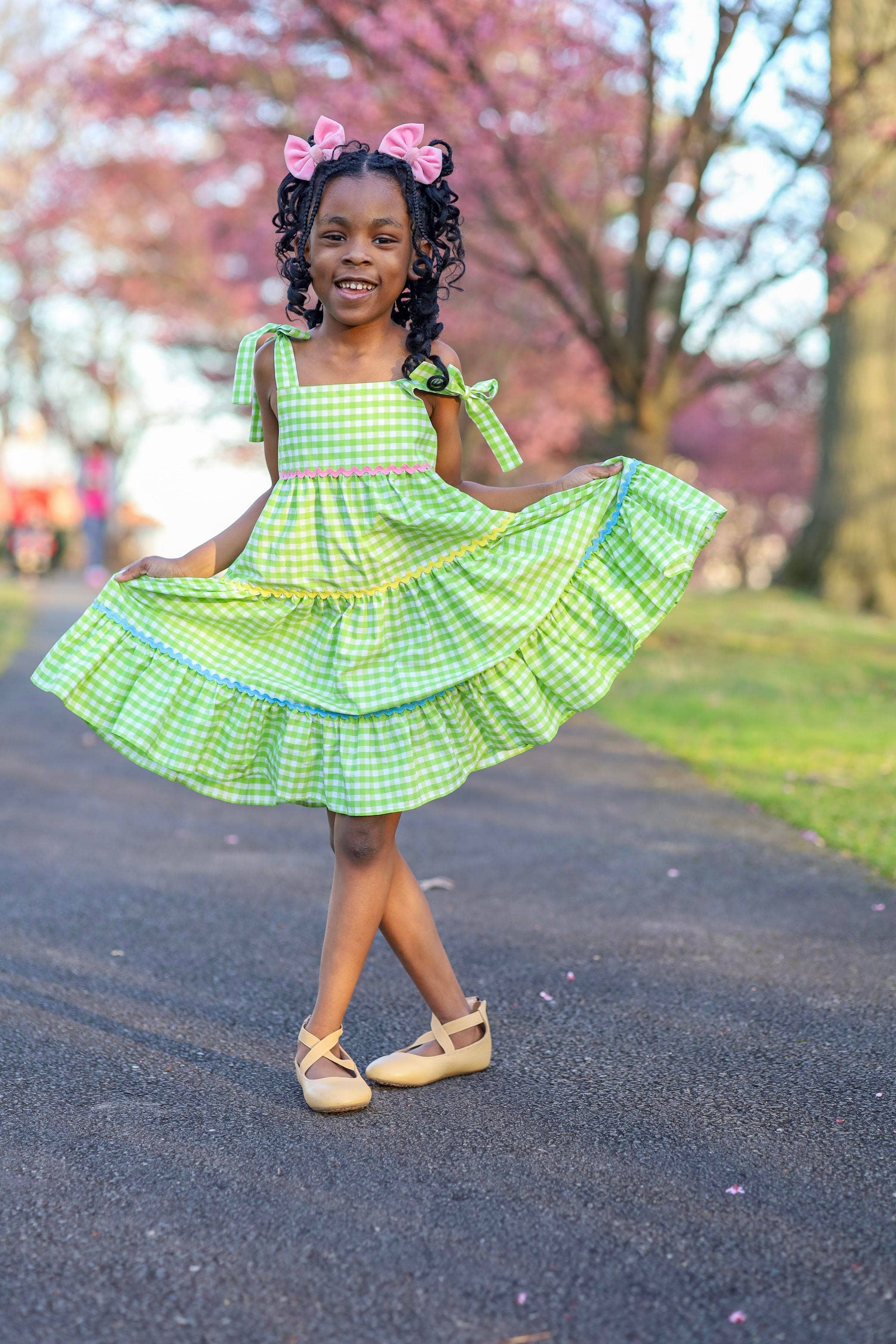 Posh Pickle - Vendita all'ingrosso Vestito - Bambini - Avanti! Abito a balze a quadretti da ragazza con spalle annodate8