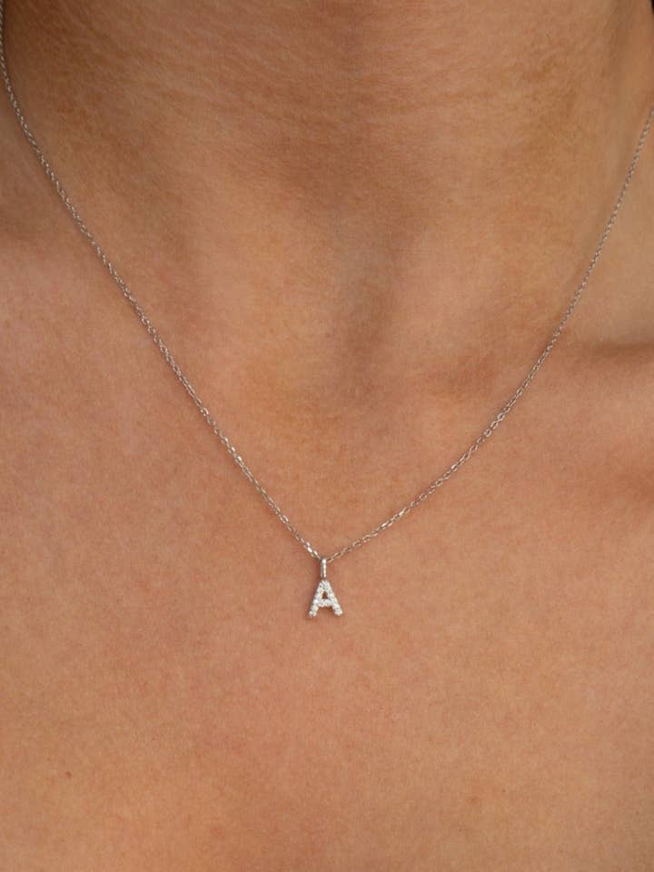 Mini Pave Initial-Halskette | Silber für den Großhandel von JacqMaria Jewelry