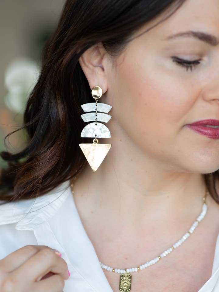 Boucles d'oreilles en acrylique Date Night par Annie Claire Designs pour la vente par SoSis, The Label