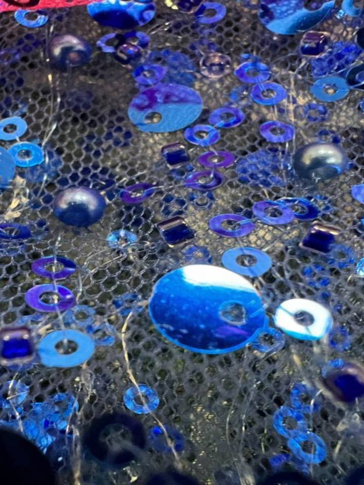 Tissu en tulle doux orné de paillettes, de perles et de perles pour la vente par Fabrics Star