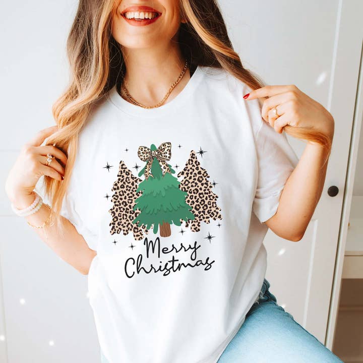 God Jul Leopardträd & Rosett Bella Grafisk T-shirt för wholesale av Limeberry Designs