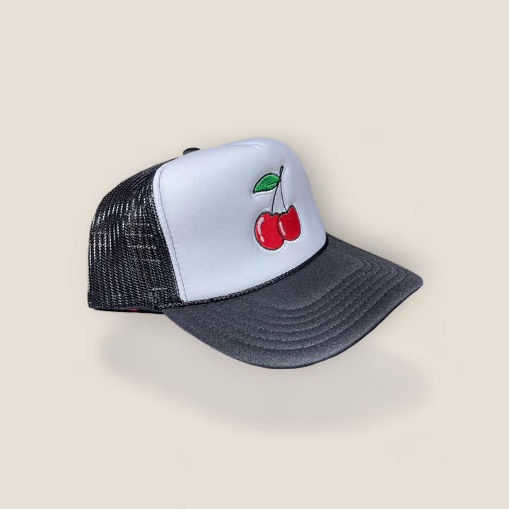 Nero/Bianco Cappello Cherry Bomb Trucker | Nero/Bianco in vendita all'ingrosso su Faire