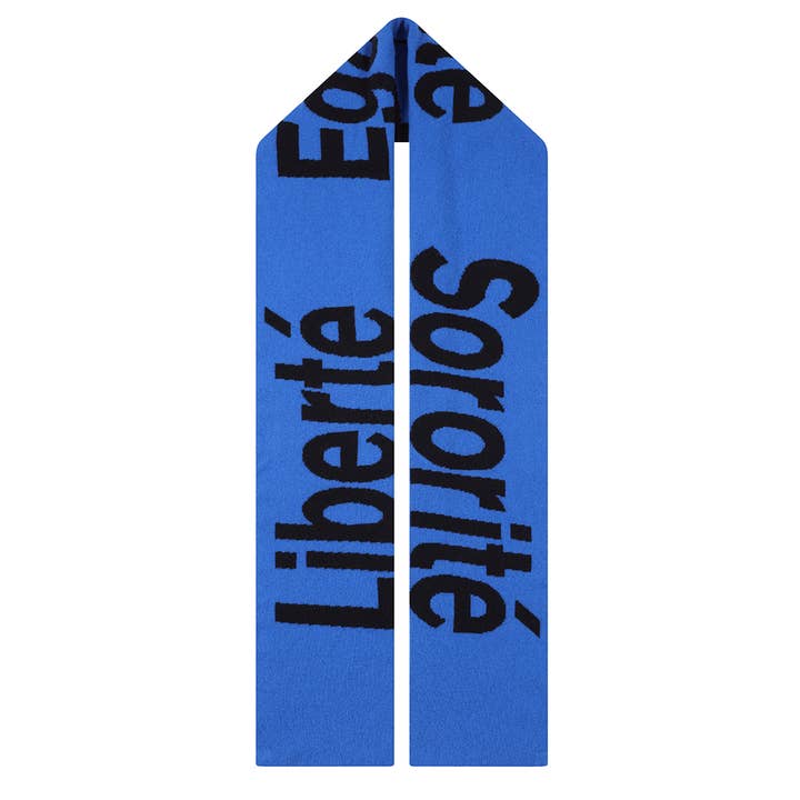 Liberté, Égalité, Sororité® Écharpe en laine d'agneau avec slogan féministe en Klein & Marine pour la vente par Black & Beech