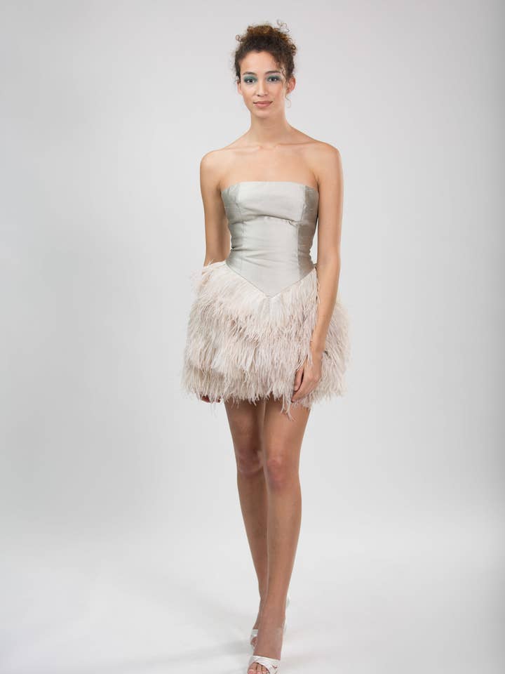 Gela Wesh – wholesale Klänning - Dam – Guldklänning i satin med fjädrar