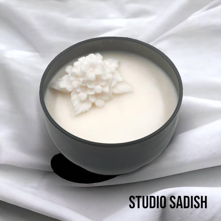 Bougie décorative non parfumée faite à la main en forme de fleur multicolore pour la vente par Studio Sadish