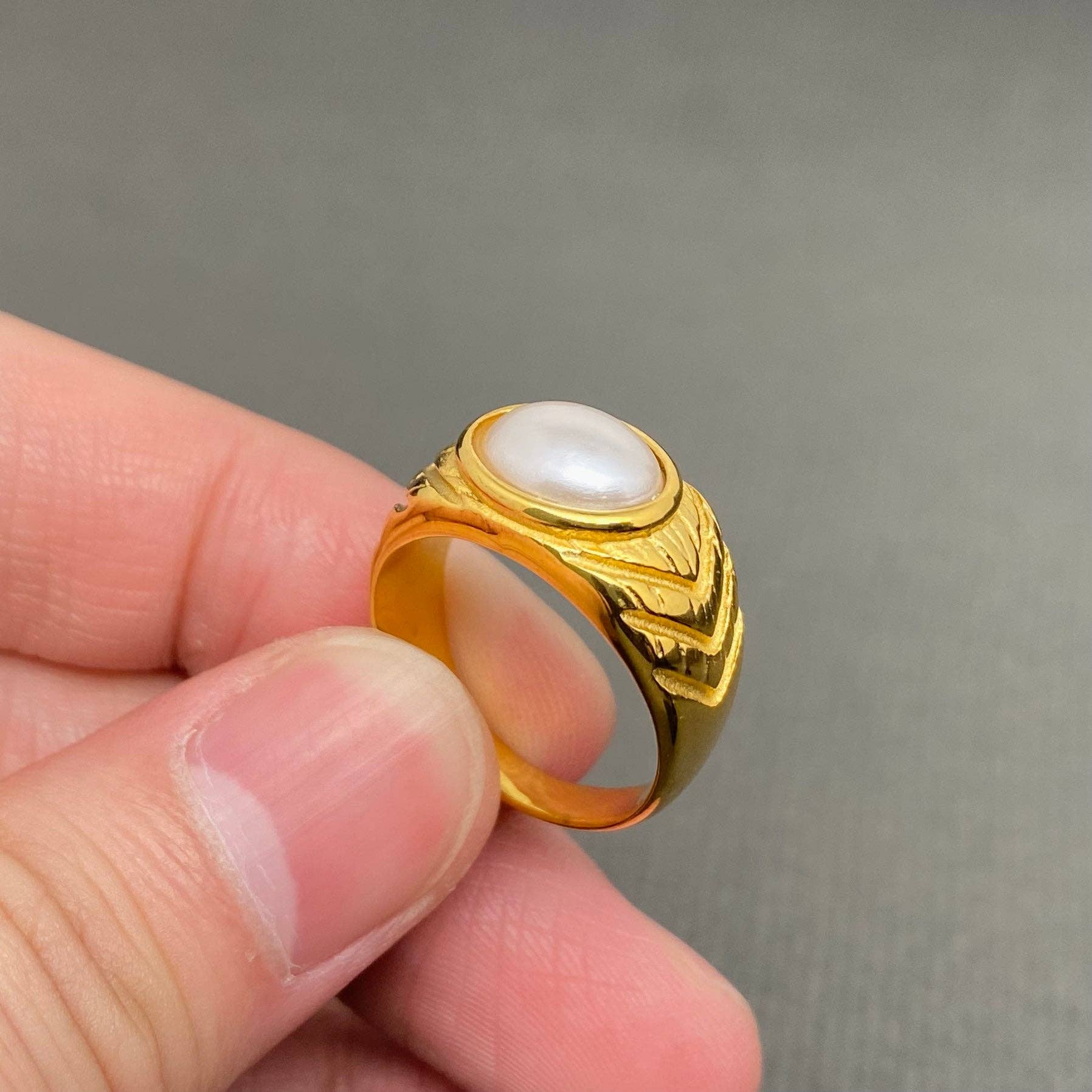 Mio Queena – wholesale Cocktail/statement ring – Imitation Pearl inlaid 18K Gold Plated S.Steel Ring - FGS6