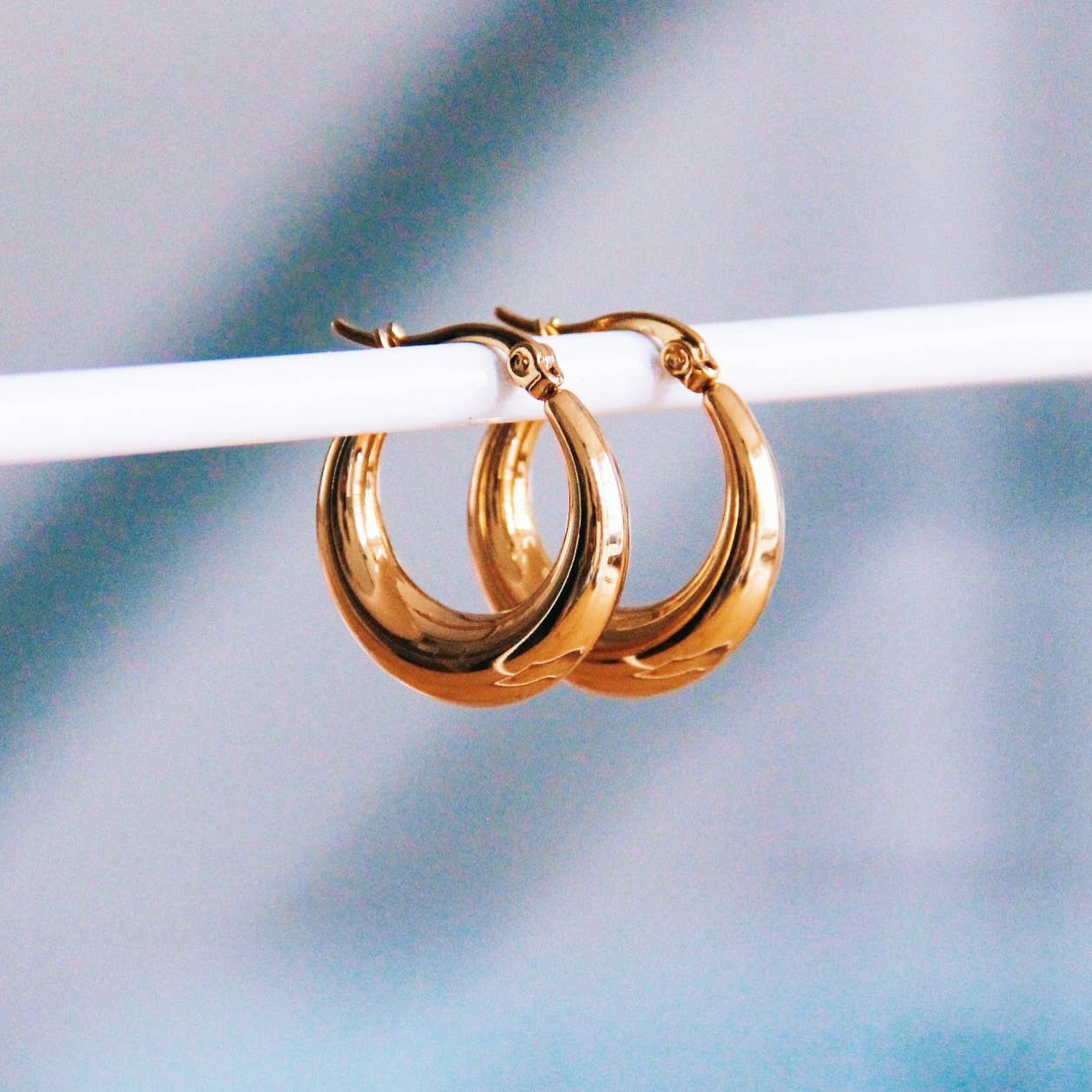 Bazou - Wholesale Oorringen - Bazou roestvrijstalen brede creolen 19 mm - goud2