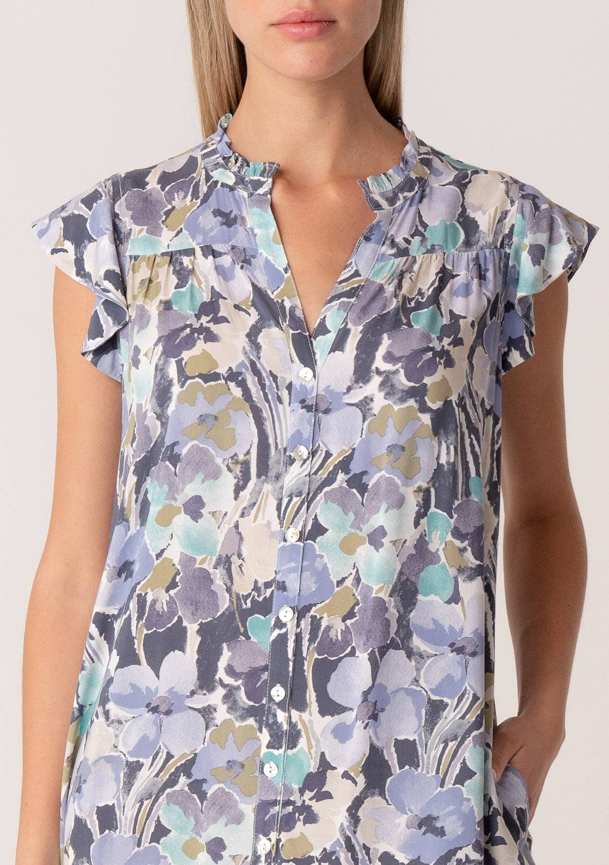 Dusty Lilac/Dusty Teal Mini-robe boutonnée à manches volantées à fleurs en vente sur Faire3