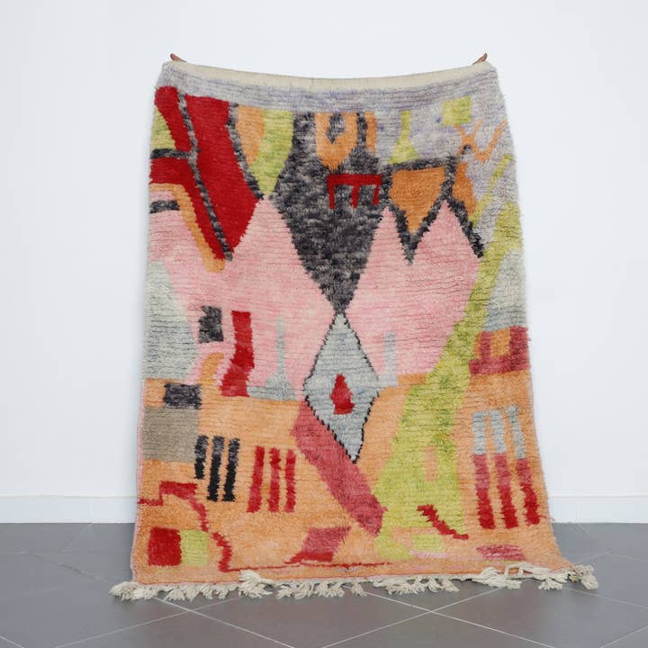 Tapis marocain artistique avec motifs abstraits pour la vente par MUSMUSRUGS