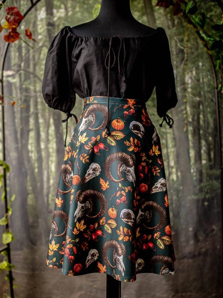 Mörk häxkjol med Samhain-mönster i cottagecorestil med pumpa och gotiskt tema för wholesale av Costurero Real