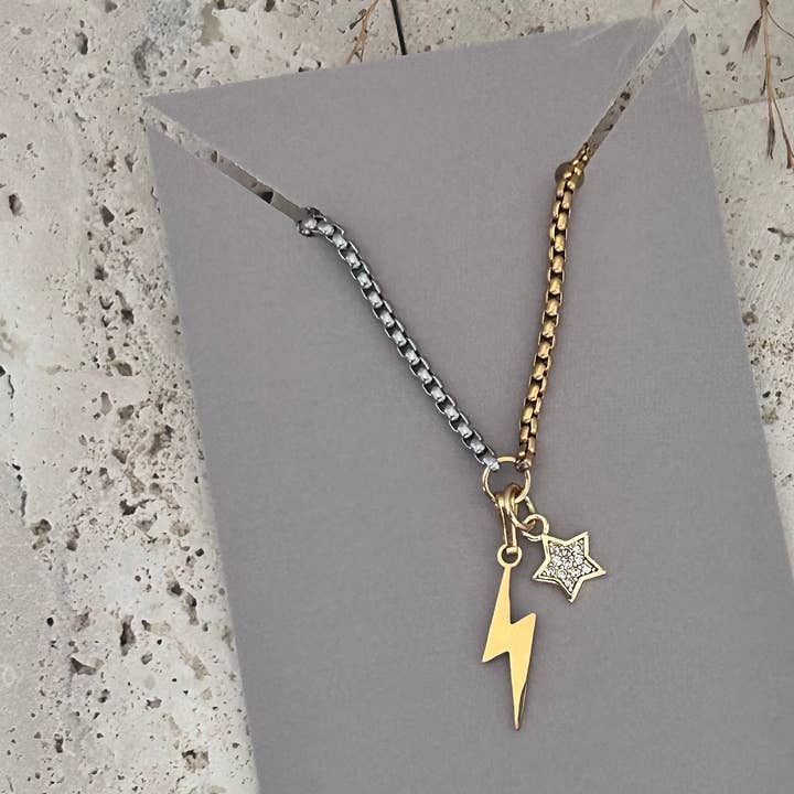 Collana con ciondolo a forma di fulmine e stella, bicolore argento oro. per la vendita all'ingrosso da parte di Amady Jewelry