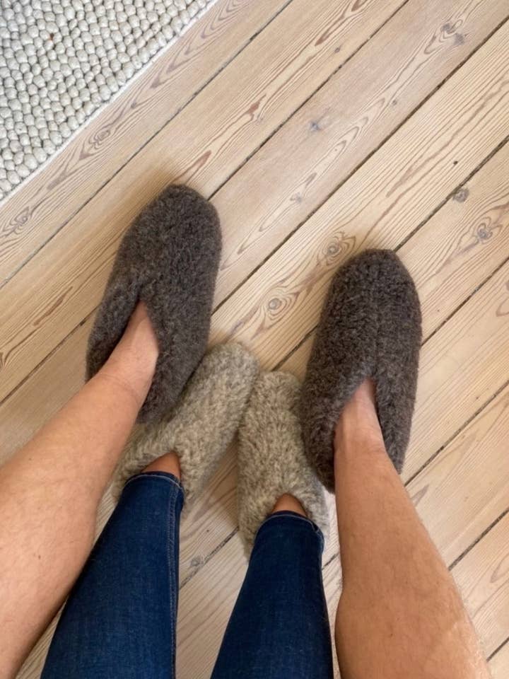 The Cozy Sheep – wholesale Tofflor - Unisex – Ulltofflor - Mörkgrå/brun (Låg modell)