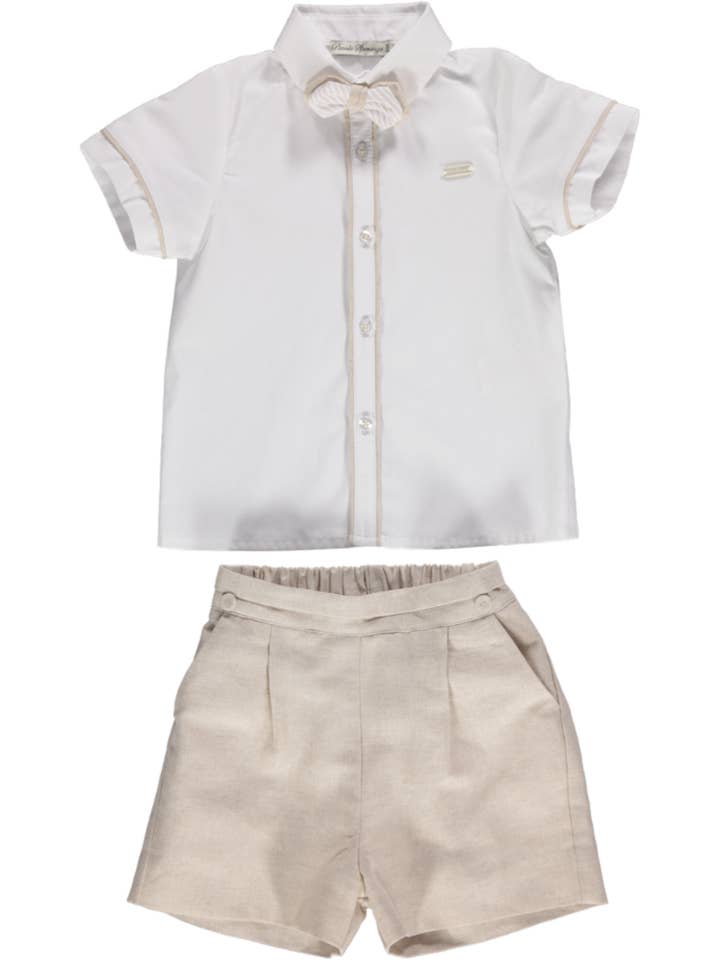 Completo da ragazzo con pantaloncini beige e camicia bianca. per la vendita all'ingrosso da parte di Piccola Speranza
