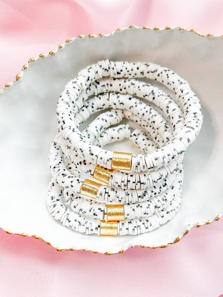 Bracelet à superpositions Heishi à pois blancs pour la vente par Emily Anne Co