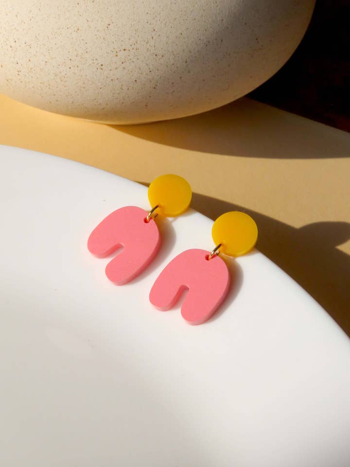 Goudgele Strawberry Squishy Arch Bow-oorbellen voor wholesale door Niemalsmehrohne