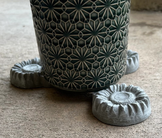 Backyard Stone Art - Wholesale Plant Pot - Sunflower Concrete Garden Pot Feet Planter Feet Risers2