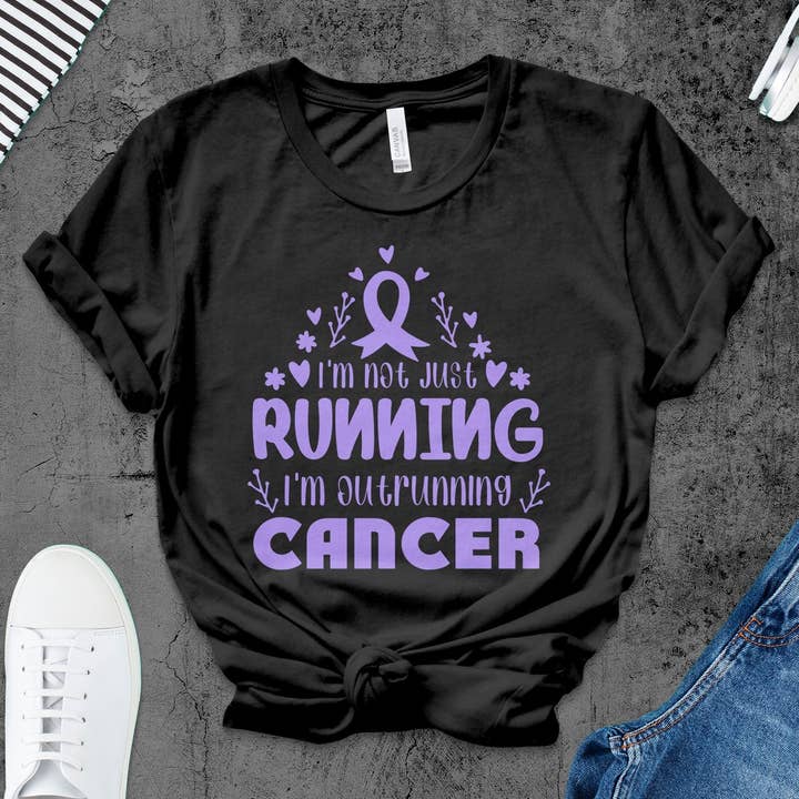 T-shirt de sensibilisation au cancer, citation inspirante sur la course à pied, t-shirt Outrunning Cancer, vêtements de soutien, ruban violet pour la vente par FreakyTeeFactory