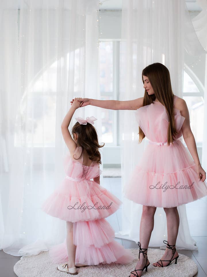 Lilyland – Großhandel Mama-Kind-Set – Passende Barbie-Tüllkleider Mama und Tochter mit Zug2