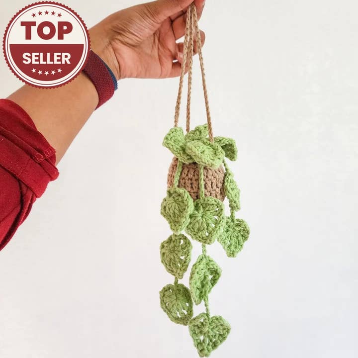 Boho Hæklet Bilpynt – Hængende Mini Plantepotte for engroshandel hos Handmade By Uruba