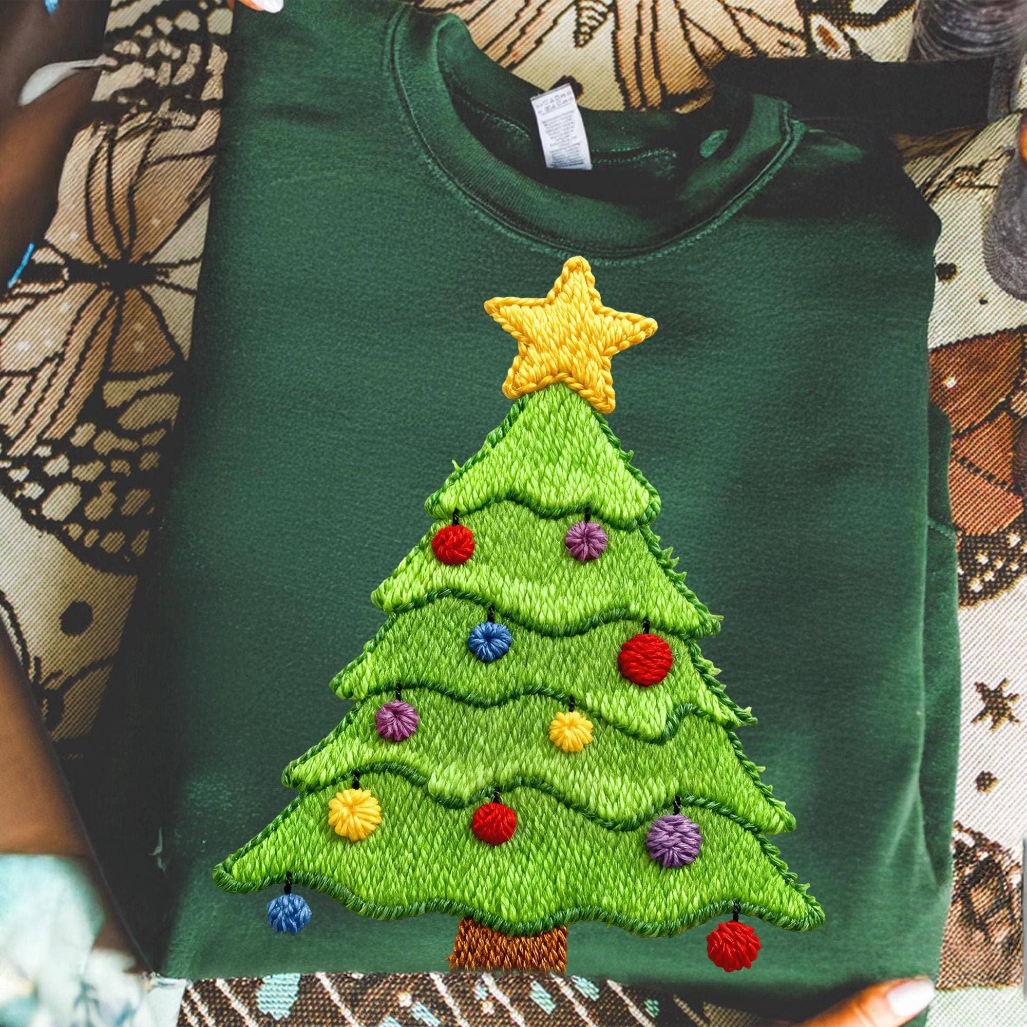 NVC Ecommerce LLC - Vendita all'ingrosso Maglietta stampata - Donna - Maglietta di Natale con albero ricamato finto, T-shirt con ricamo finto1