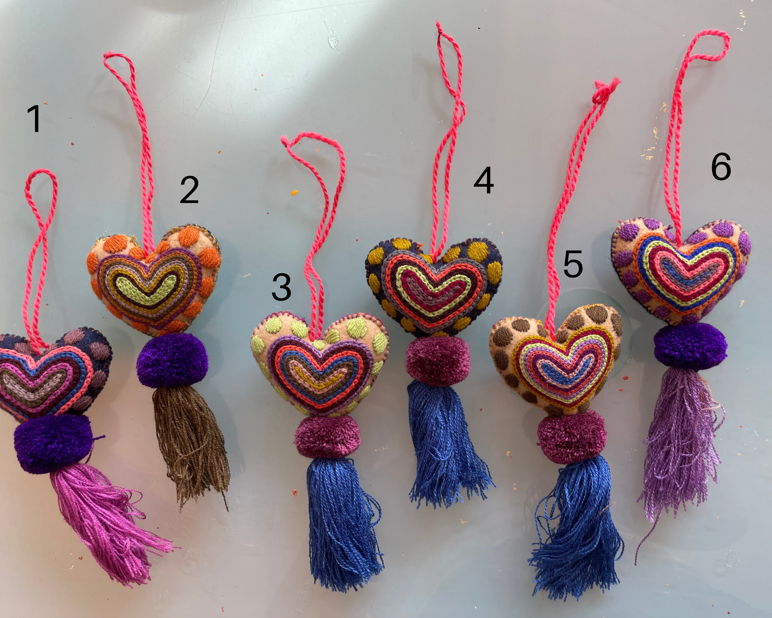 Pura Vida - Wholesale Ornament - Kerstversiering met geborduurd hart en luipaardkwastje9