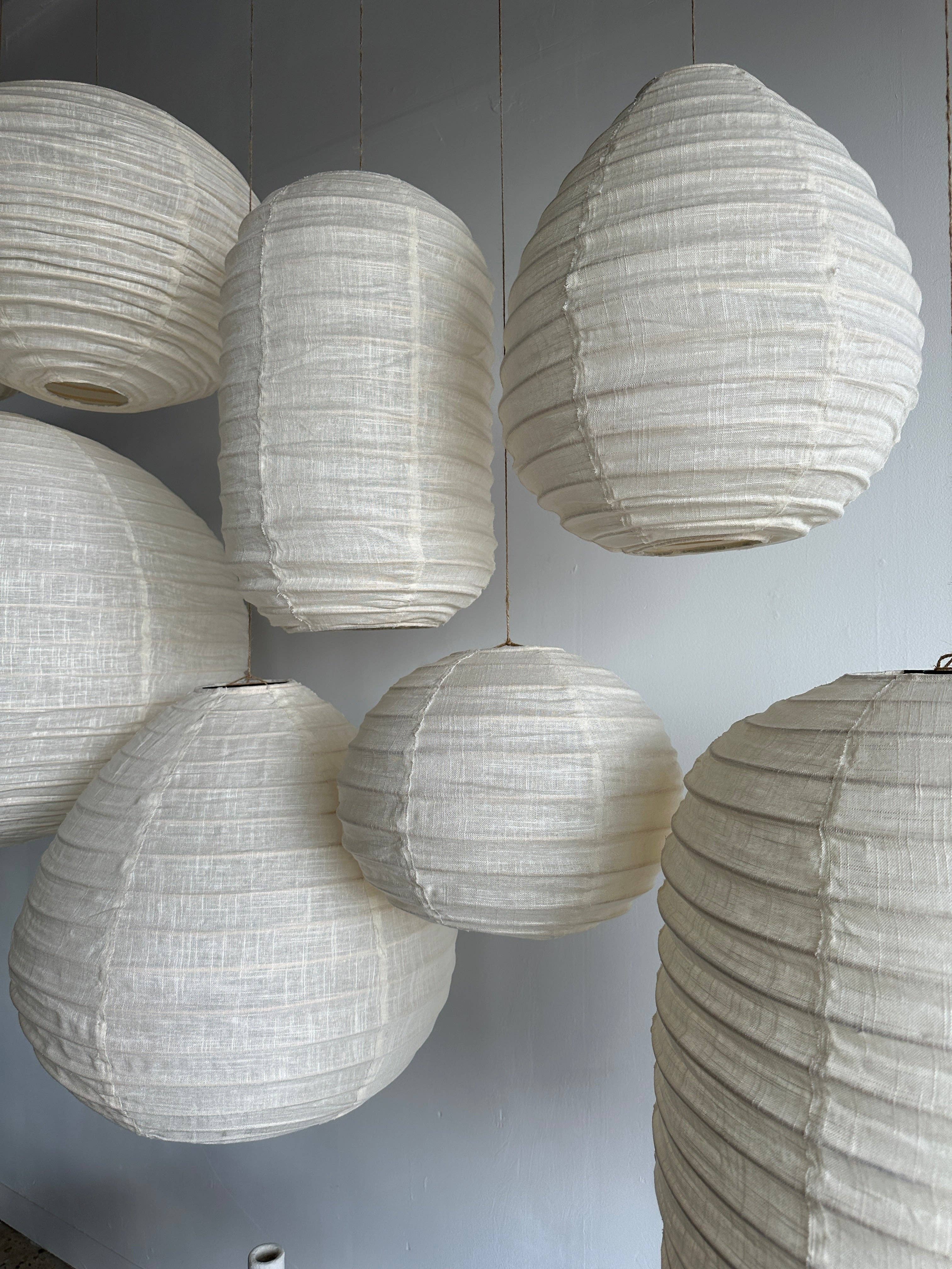 Office Objets - Wholesale Chandelier/Hanging Light - Medium round Japanese-style pendant light in rattan and natural linen D:4031