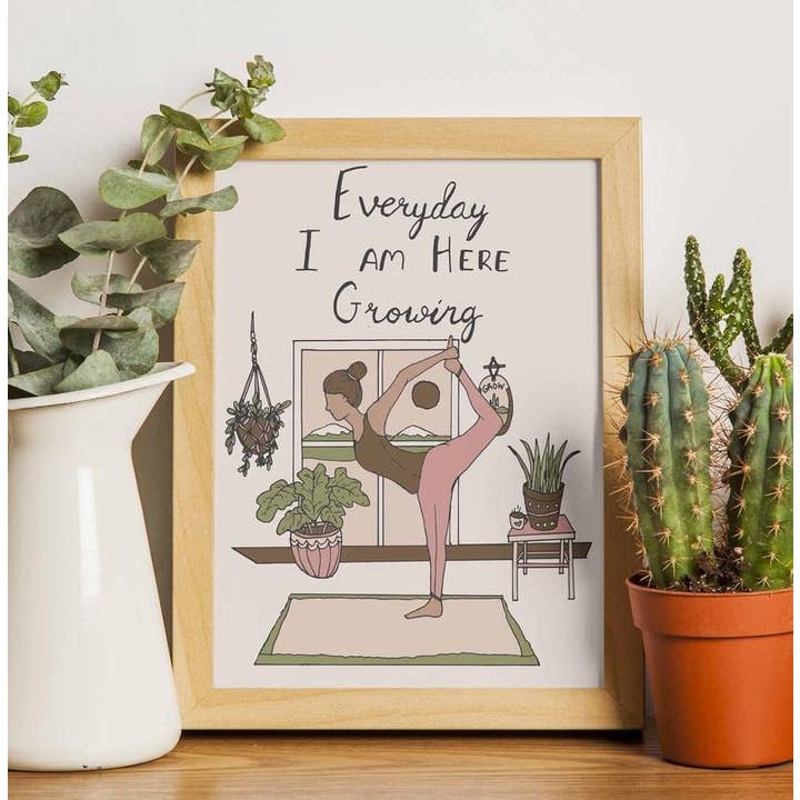 Yoga illustration säger ”Varje dag jag är här växer” för wholesale av Mary Felker Art and Design