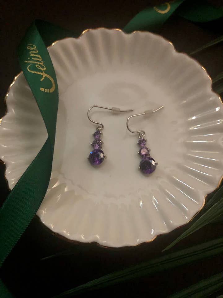 Mina Dainty Amethyst-Ohrringe für den Großhandel von Feline Jewelry Studio Universe