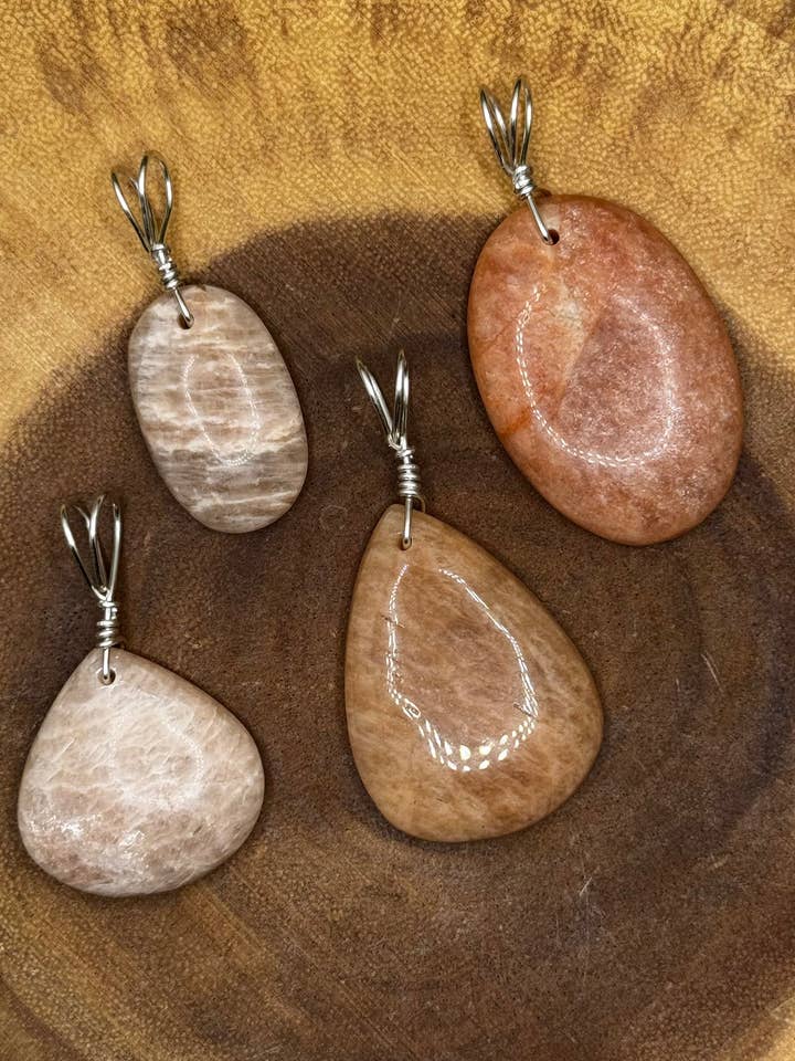 Peach Moonstone hanger voor wholesale door Moonbeam Healing