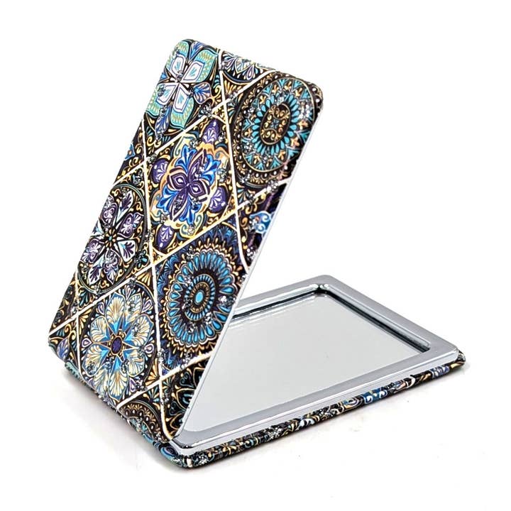 Ett galler av mini-mandalaer och kristaller kompakt spegel för wholesale av Tempest Designs