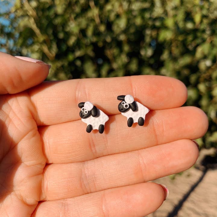 Orecchini a bottone in argilla polimerica di pecora per la vendita all'ingrosso da parte di Honey Dijon