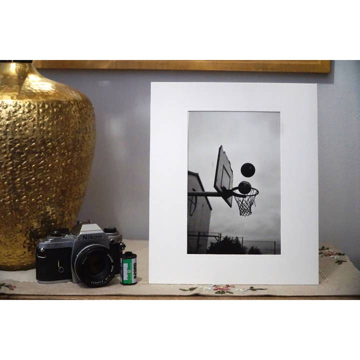 Ah, ballen! Foto met handafdruk in de donkere kamer voor wholesale door Thady Trá Photos