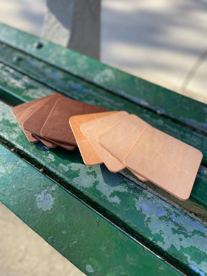 Lederuntersetzer, Naturbelassenes Vegetabil gegerbtes Dunkelbraun - 4 Zoll Quadrat für den Großhandel von Leather and Painted