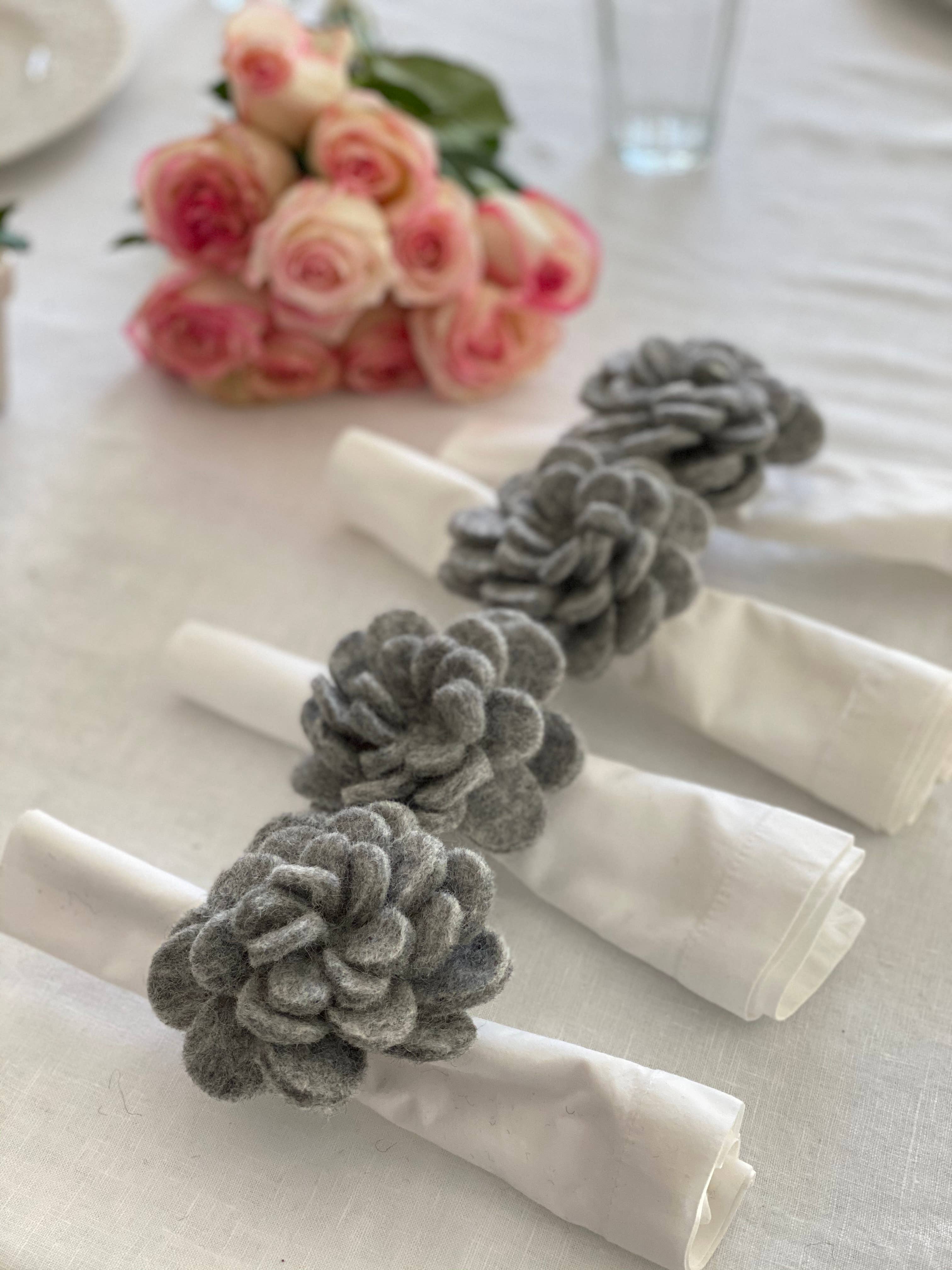 Global Crafts - Wholesale Servetring - Grijze Zinnias vilten servetringen - Set van 42