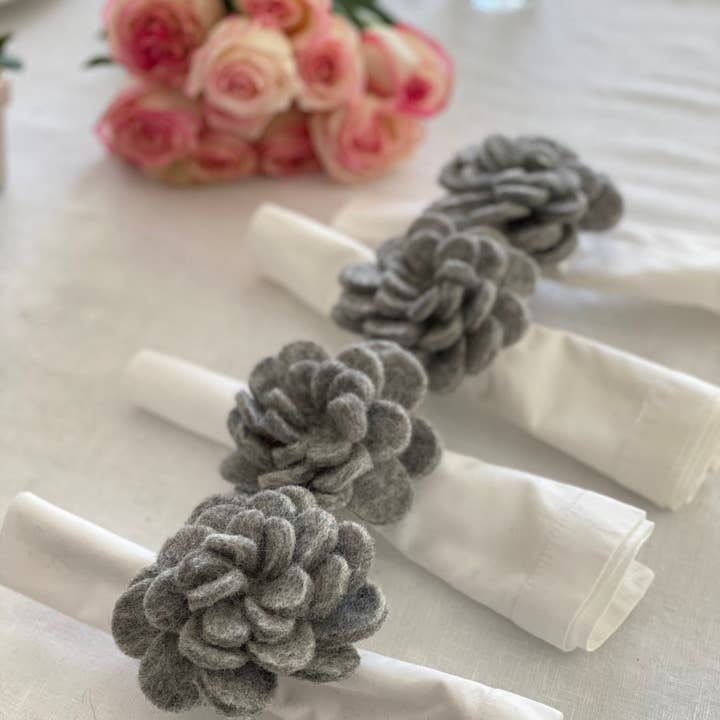 Global Crafts - Wholesale Servetring - Grijze Zinnias vilten servetringen - Set van 42