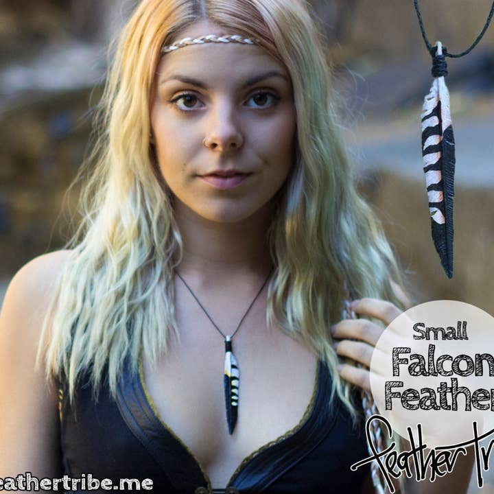 Collier petite plume de faucón pour la vente par Feather Tribe