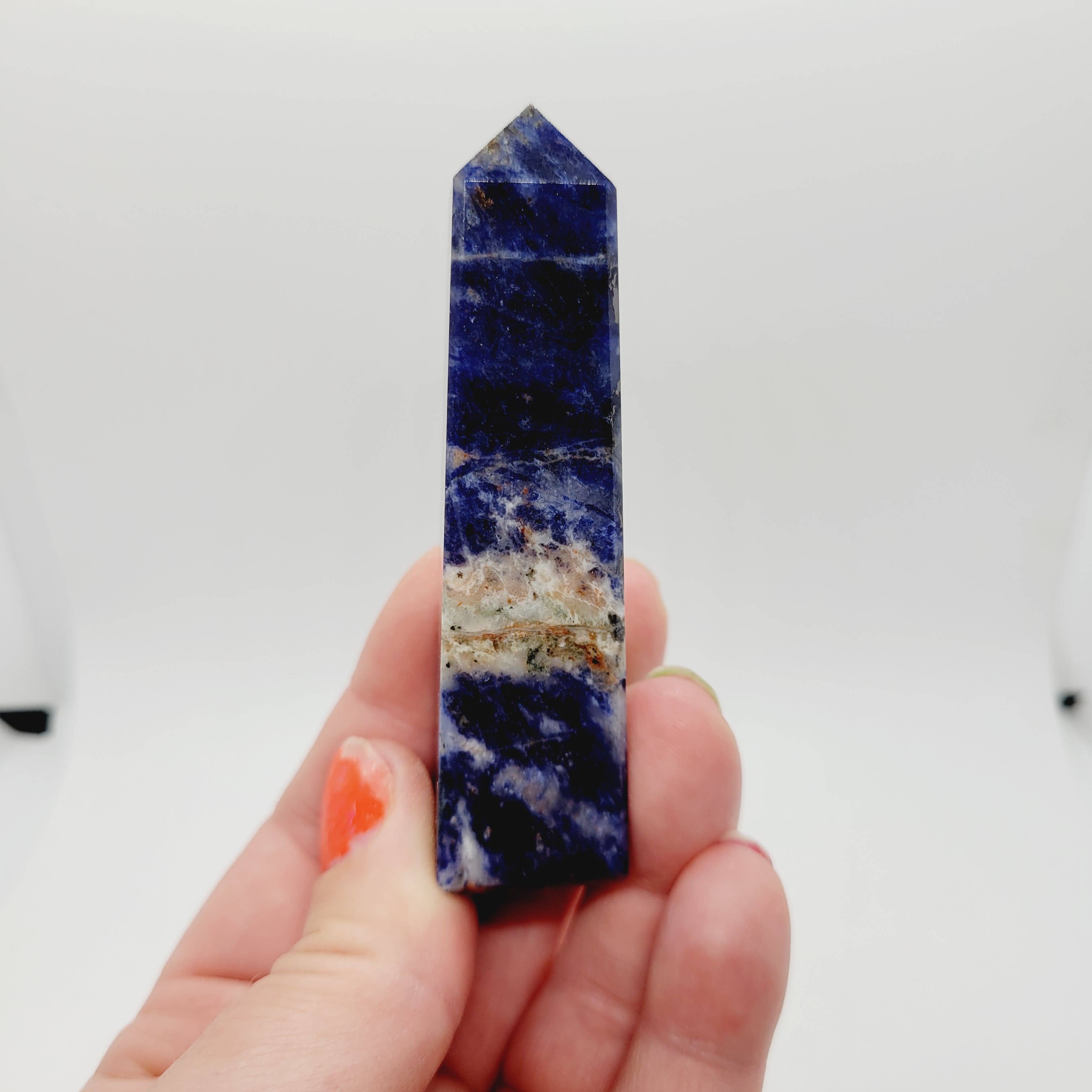 The Raven's Edge – Engroshandel Spirituelle sten og krystaller – Sodalit Krystaltårn 10-13 cm1