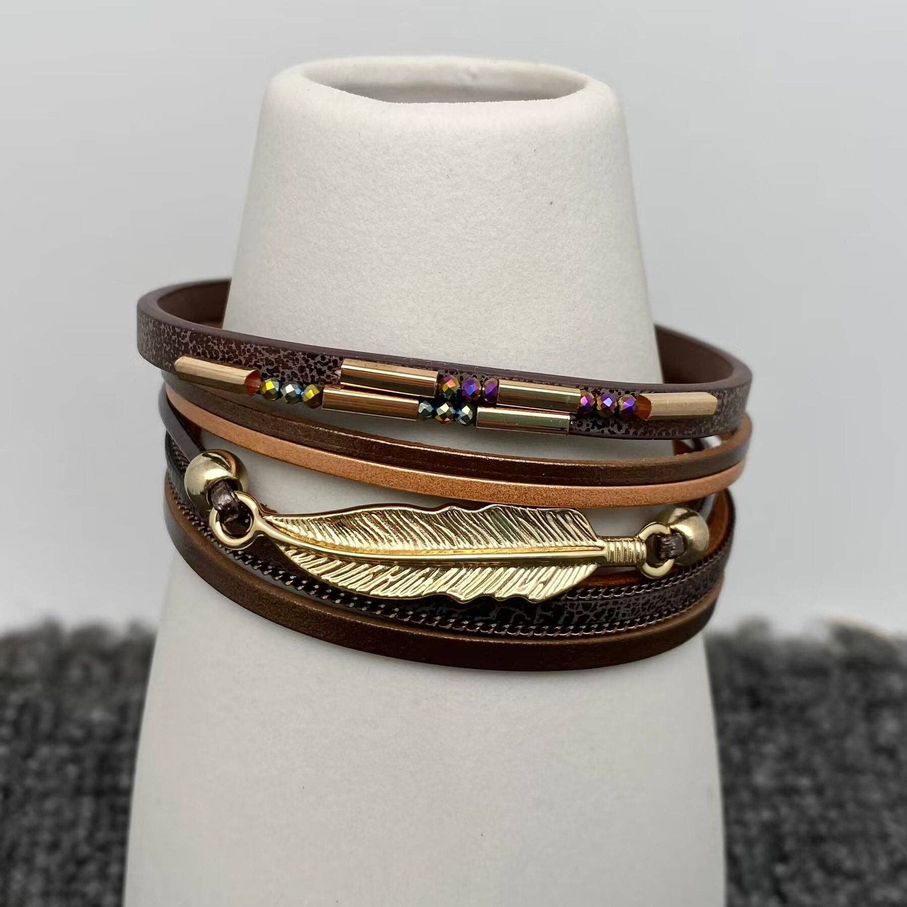 Mio Queena – Großhandel Armreif – Boho Metallfedern Multi-Lagen Lederarmband - BJ/LB4