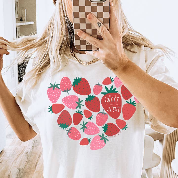 Maglietta cristiana Tis So Sweet To Trust In Jesus Strawberry per la vendita all'ingrosso da parte di Faith & Life Christian Brands