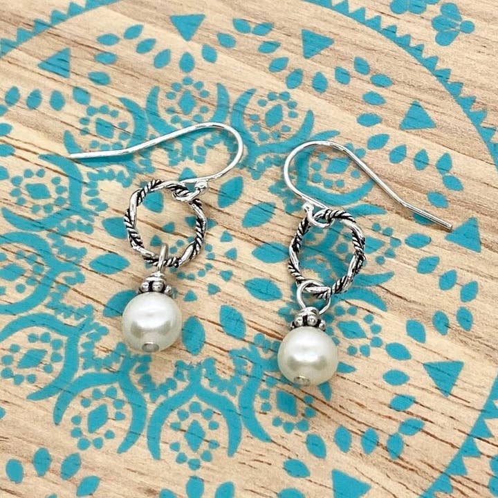 Boucles d'oreilles en argent sterling et perle torsadée classique pour la vente par Simply Sterling Designs