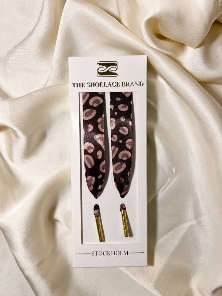 Silke Bourgogne Leopard Bredde Satin Snørebånd med Leo print for engroshandel hos The Shoelace Brand