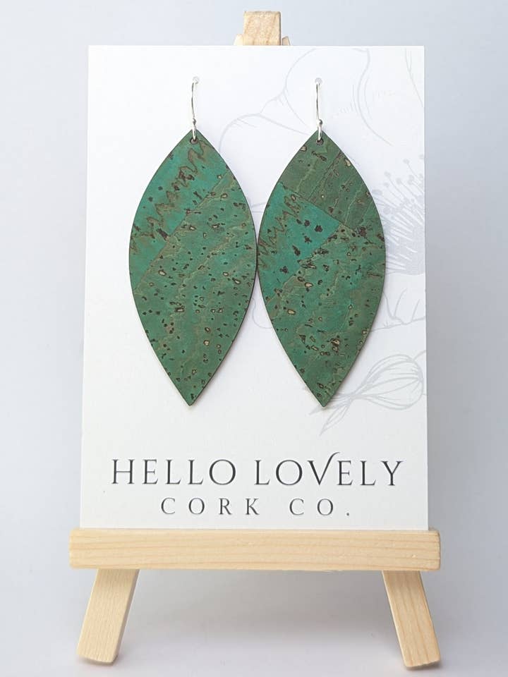 Grasgrüne Kork-Ohrringe - Großes Blatt für den Großhandel von Hello Lovely Cork Co.