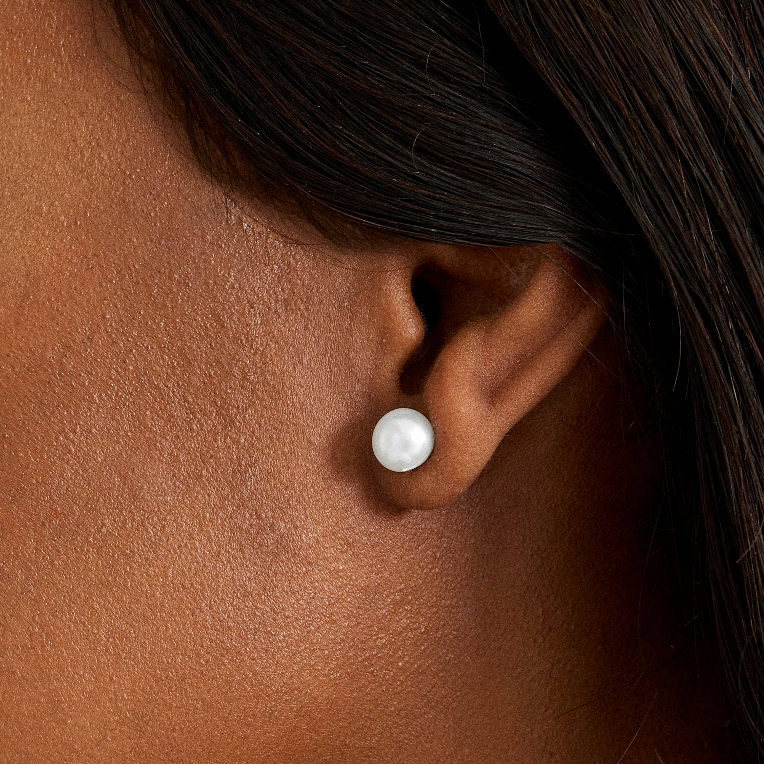 Luxenter - Wholesale Stud/Post Earrings - Pendientes de Plata de Ley 925 con Perla Blanca acabados en oro amarillo de 18K - Essential4