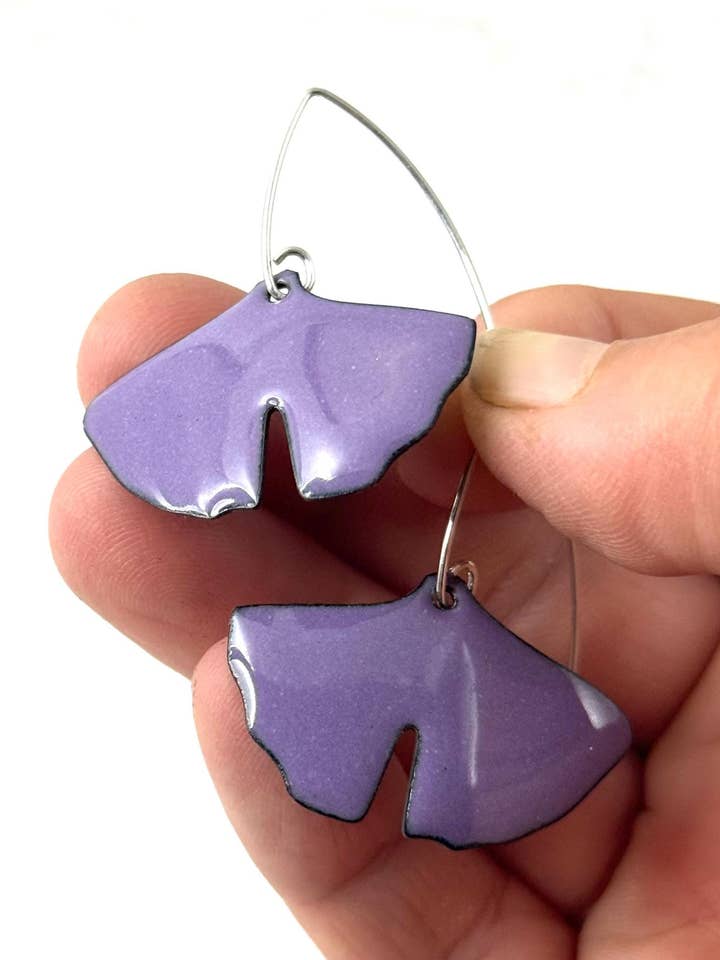 Boucles d'oreilles feuille de ginkgo, émail mauve. pour la vente par Magpie Mouse Studios