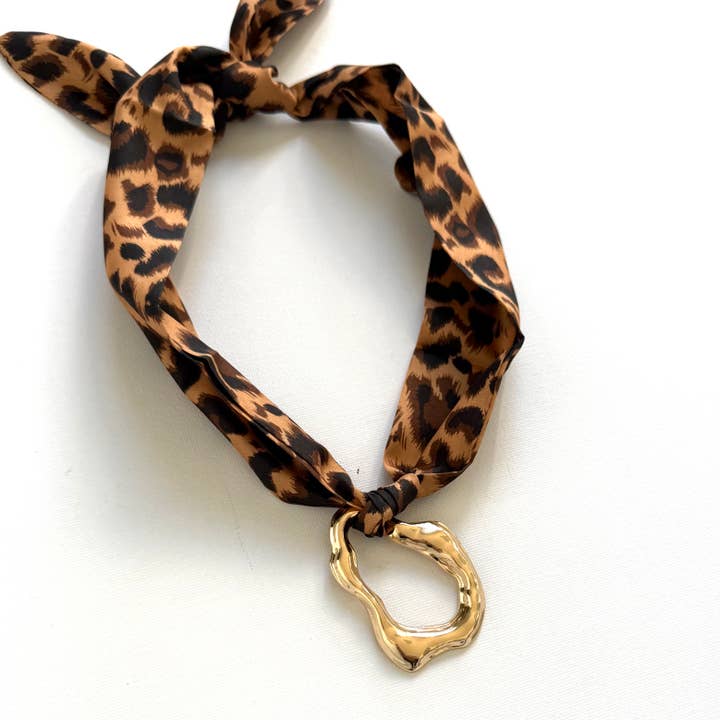 Dierenprint sjaalketting met gouden gesp voor wholesale door iconic mi